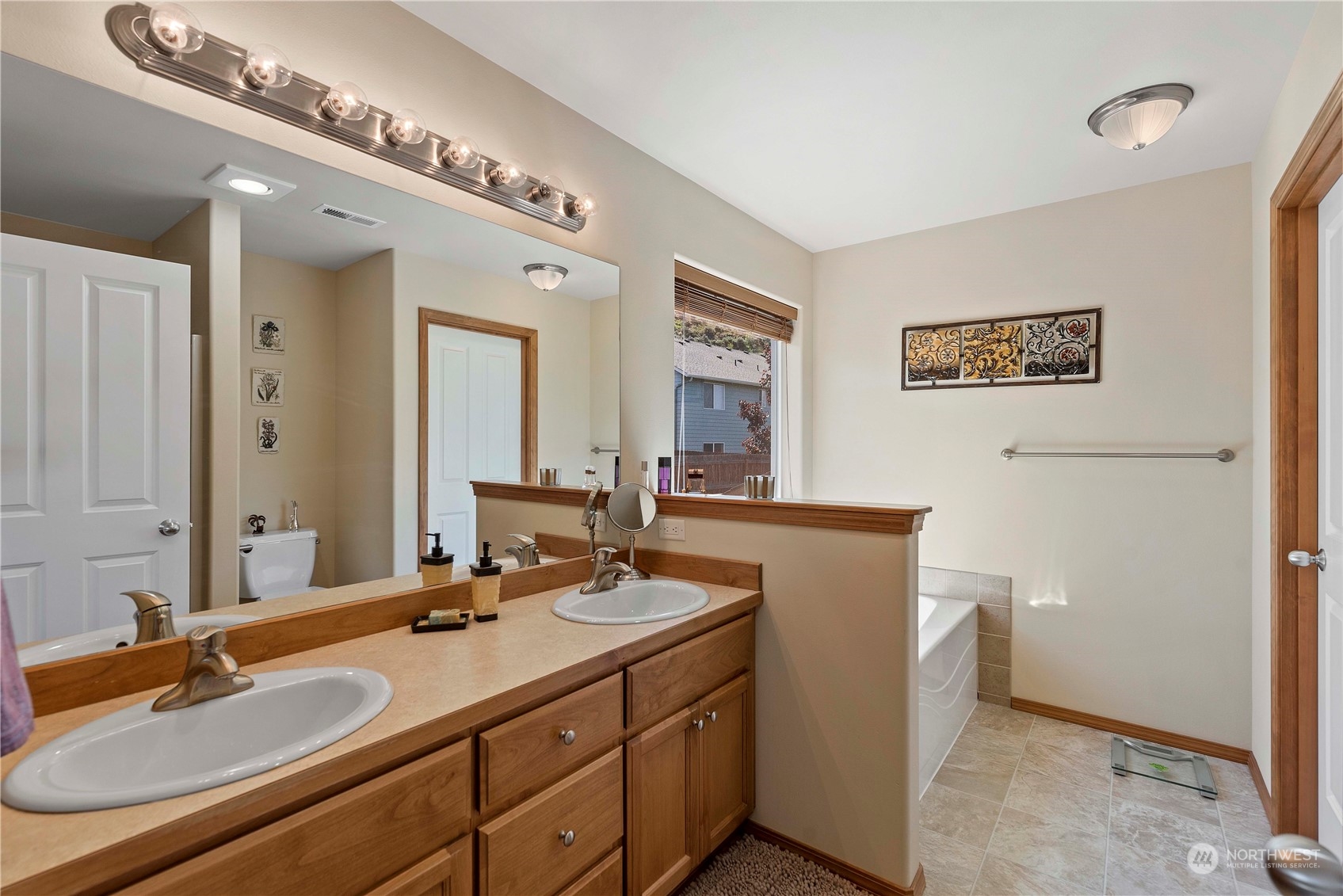 547 Saddle Rock Loop Wenatchee, WA 98801 - Photo 18 of 36 a bathroom with a sink and a mirror