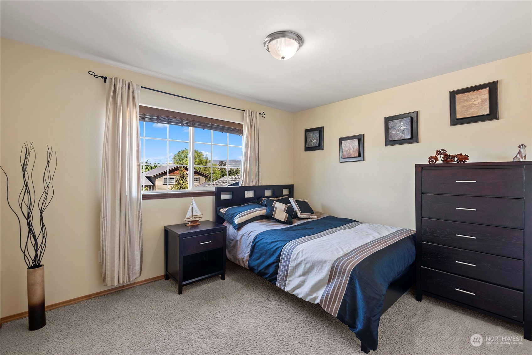 547 Saddle Rock Loop Wenatchee, WA 98801 - Photo 22 of 36 a bed room with a bed and a window