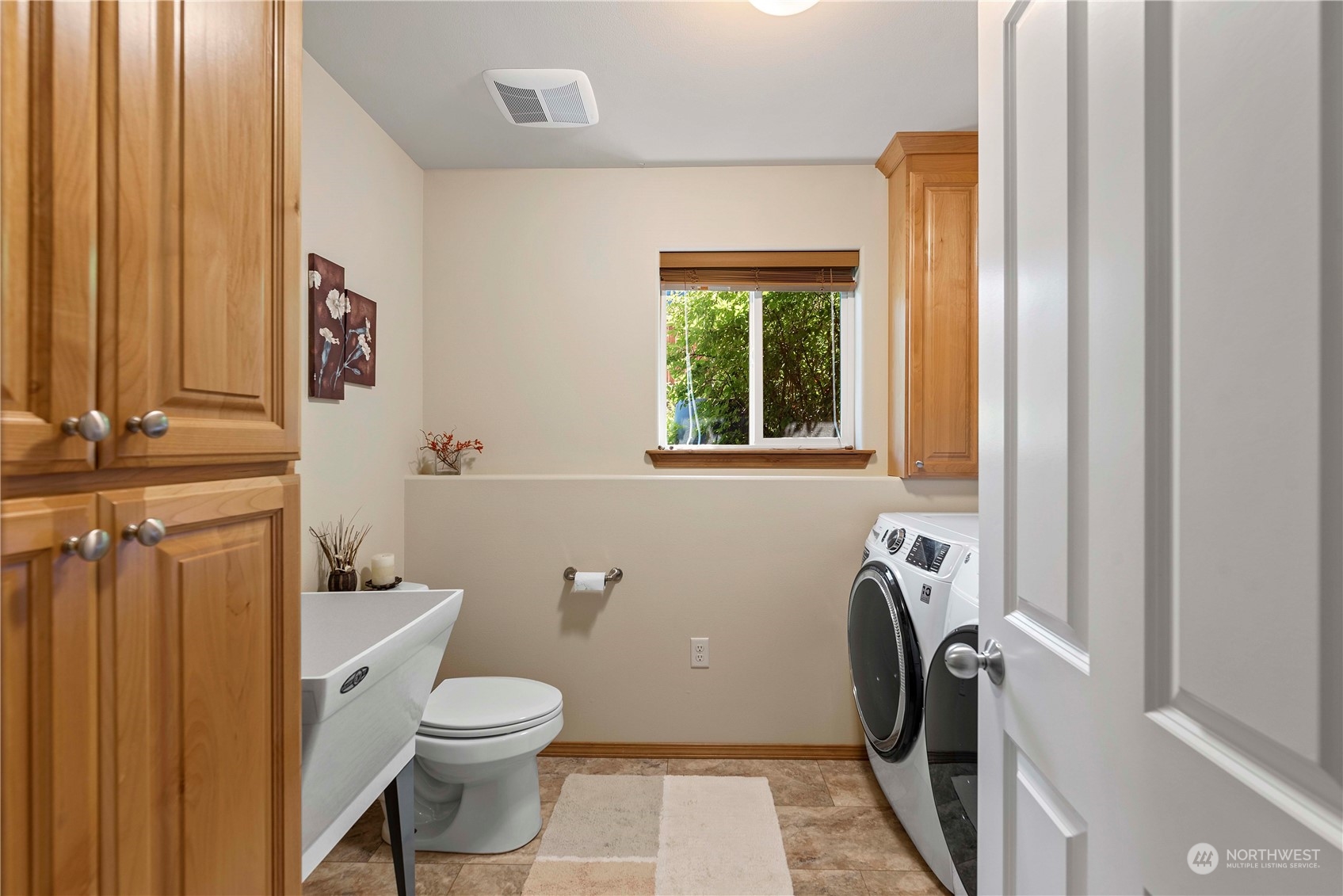 547 Saddle Rock Loop Wenatchee, WA 98801 - Photo 23 of 36 a bathroom with a toilet a sink and a window