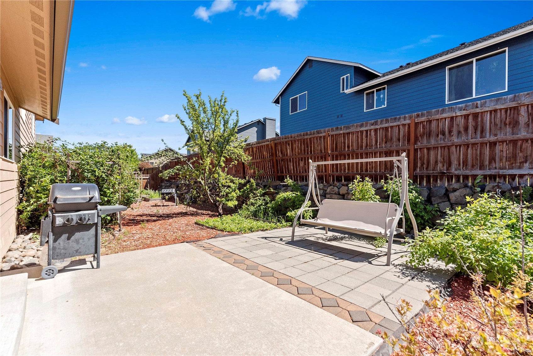 547 Saddle Rock Loop Wenatchee, WA 98801 - Photo 28 of 36 a white bench sitting in front of a building