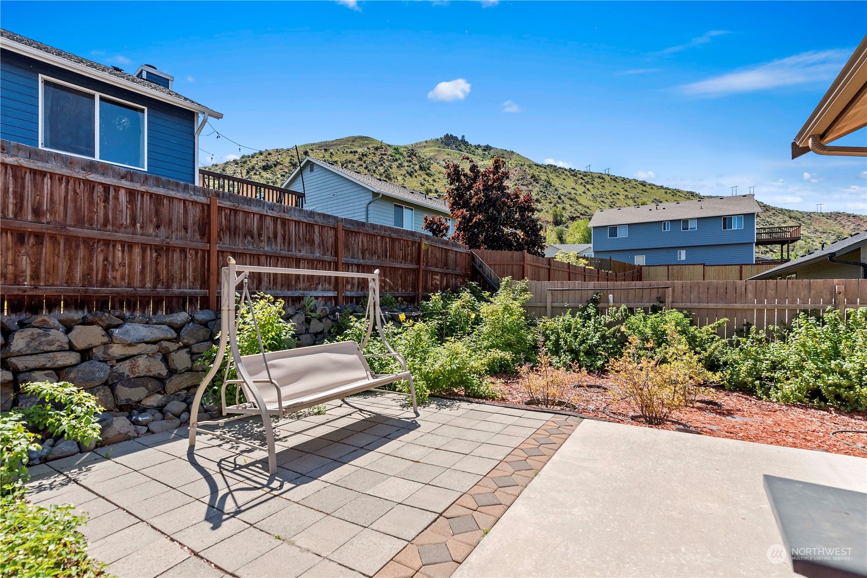 547 Saddle Rock Loop Wenatchee, WA 98801 - Photo 29 of 36 a house view with a garden space