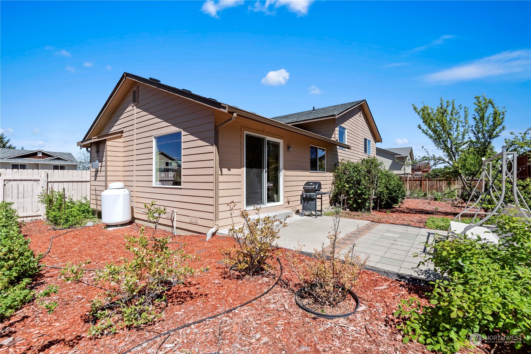 547 Saddle Rock Loop Wenatchee, WA 98801 - Photo 30 of 36 a backyard of a house with yard and outdoor seating