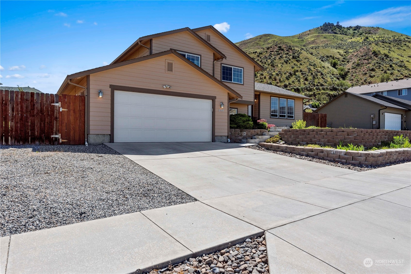 547 Saddle Rock Loop Wenatchee, WA 98801 - Photo 3 of 36 a front view of a house with a yard
