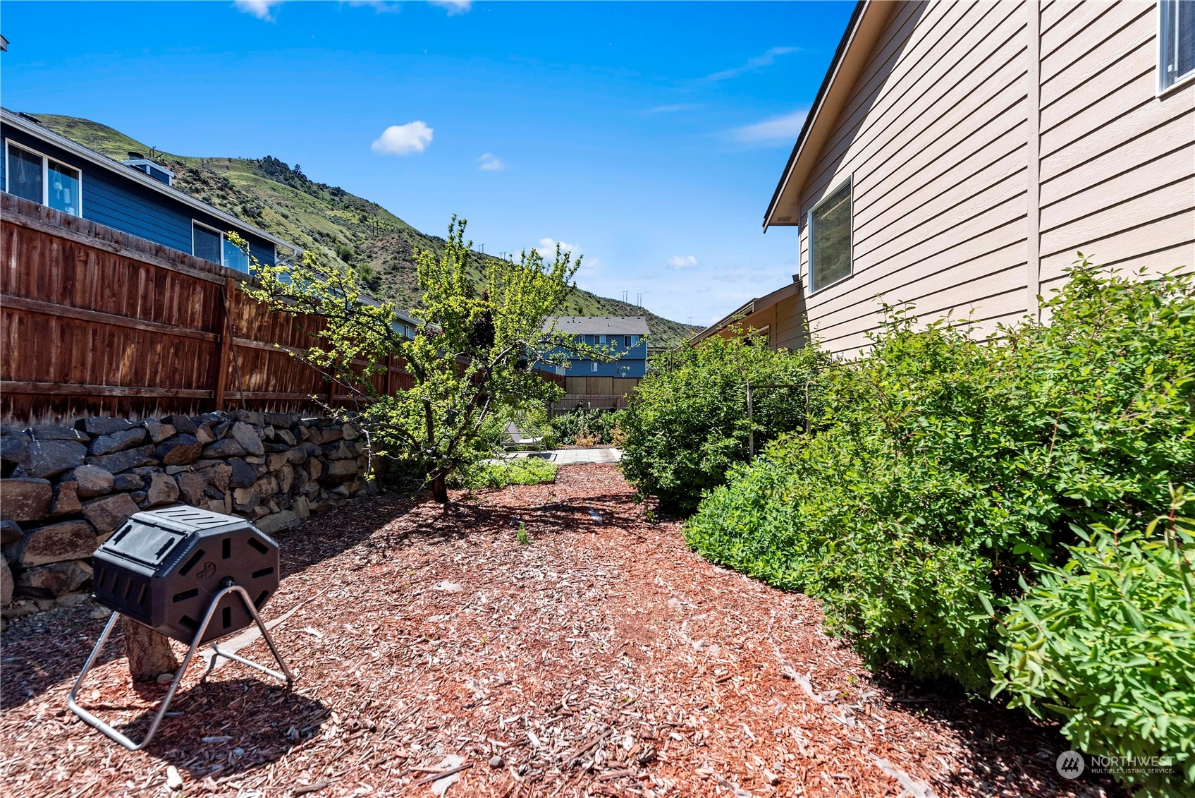 547 Saddle Rock Loop Wenatchee, WA 98801 - Photo 33 of 36 a backyard of a house with lots of green space