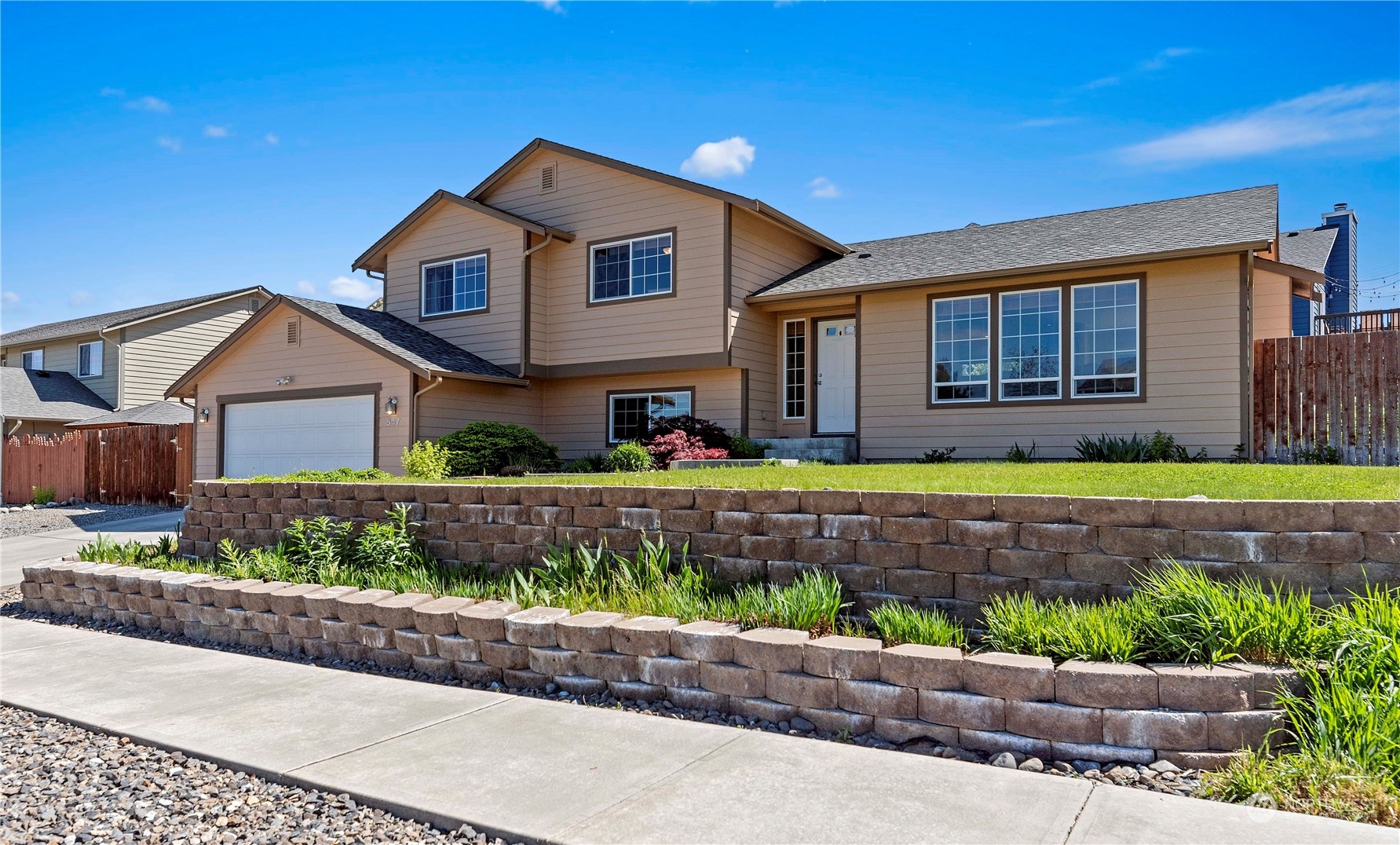 547 Saddle Rock Loop Wenatchee, WA 98801 - Photo 35 of 36 a front view of a house with a garden