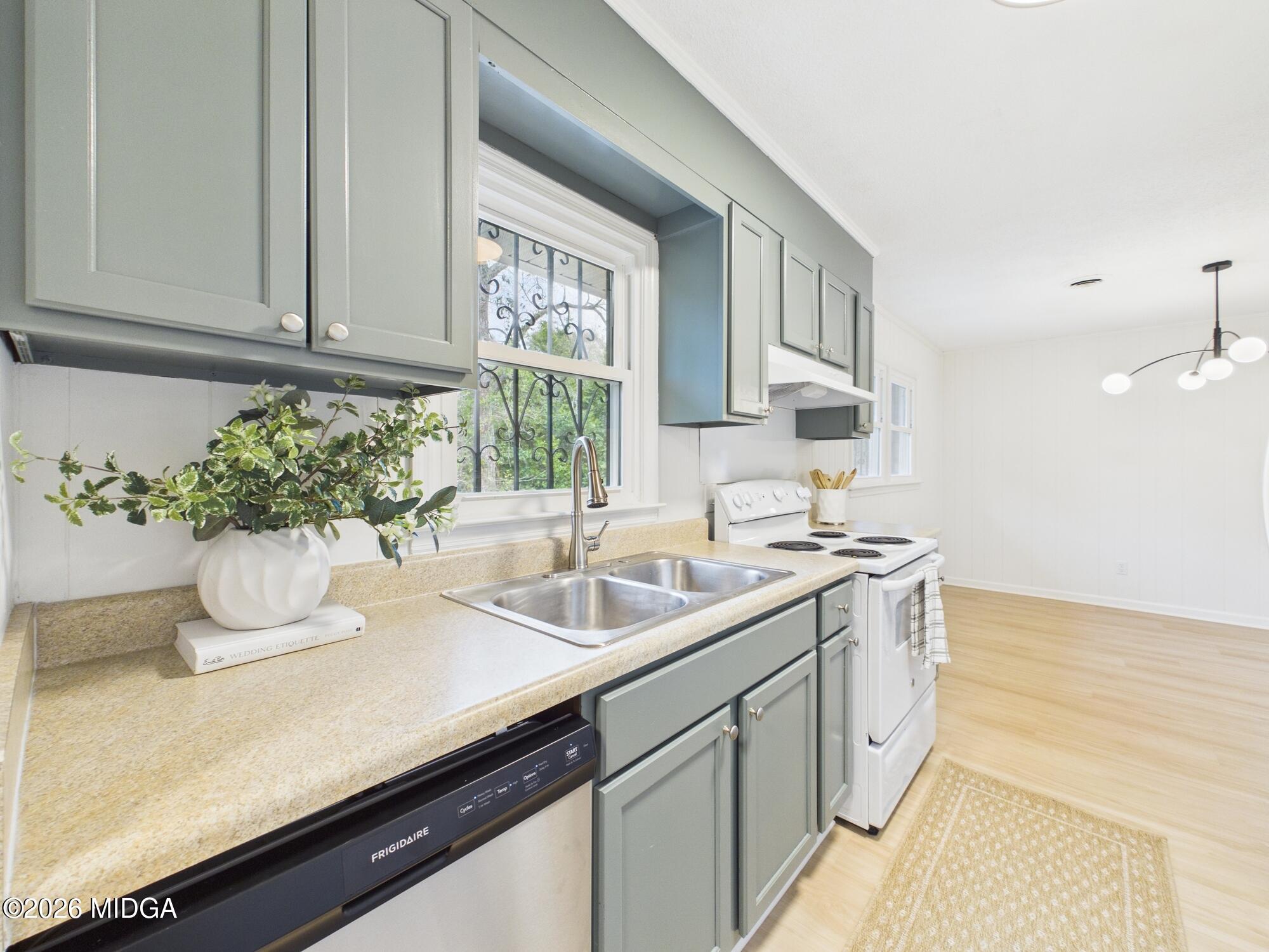 914 Bess Street Perry, GA 31069 - Photo 20 of 38 CAM03843G0-PR0148-STILL012