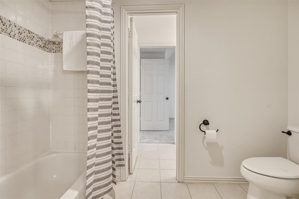 406 Del Rio Court Allen, TX 75013 - Photo 28 of 40 Jack-and-Jill Bathroom