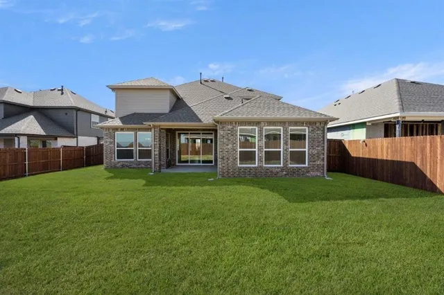 a view of a house with a backyard