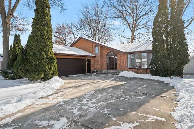 $429,900 | 931 Evergreen Lane, Schererville, IN 46375