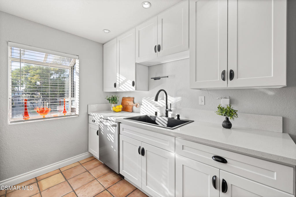 5204 Columbus Place Oxnard, CA 93033 - Photo 6 of 27