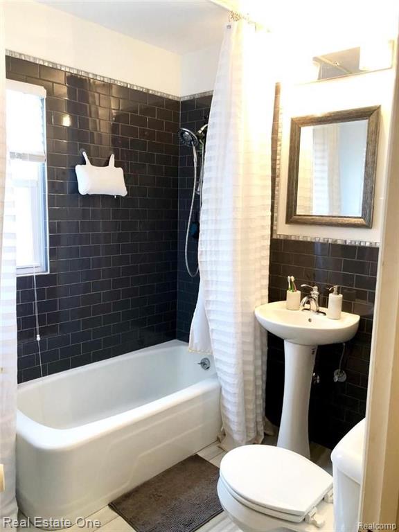15590 Charles R Avenue Eastpointe, MI 48021 - Photo 15 of 20