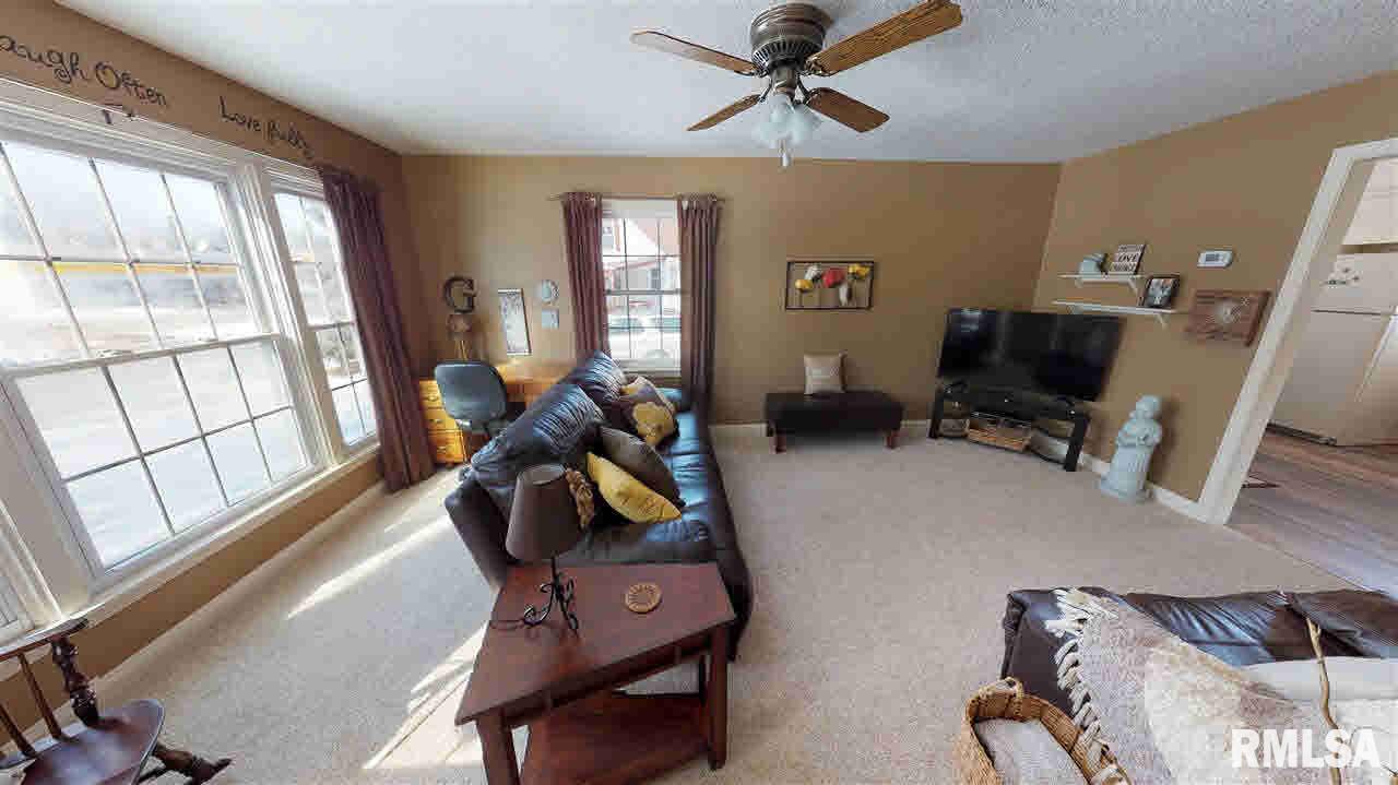 809 South 10th Street Clinton, IA 52732 - Photo 3 of 16 Gallery Image 3