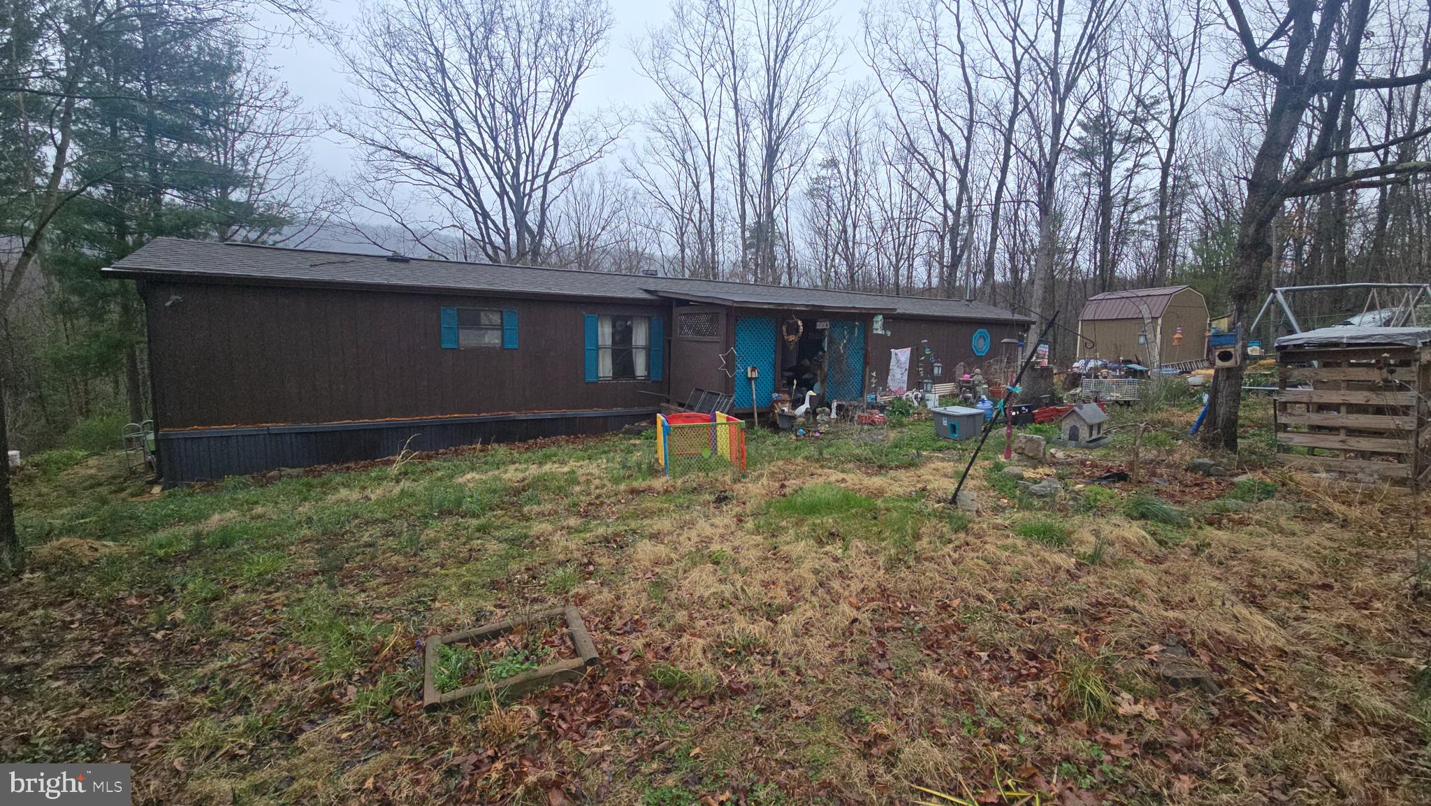 a view of a house with backyard and trees