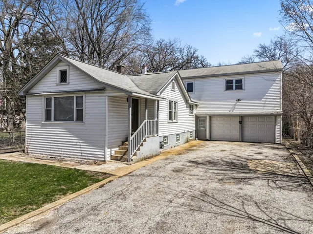 $2,400 | 2916 Oakwood Avenue, McHenry, IL 60051
