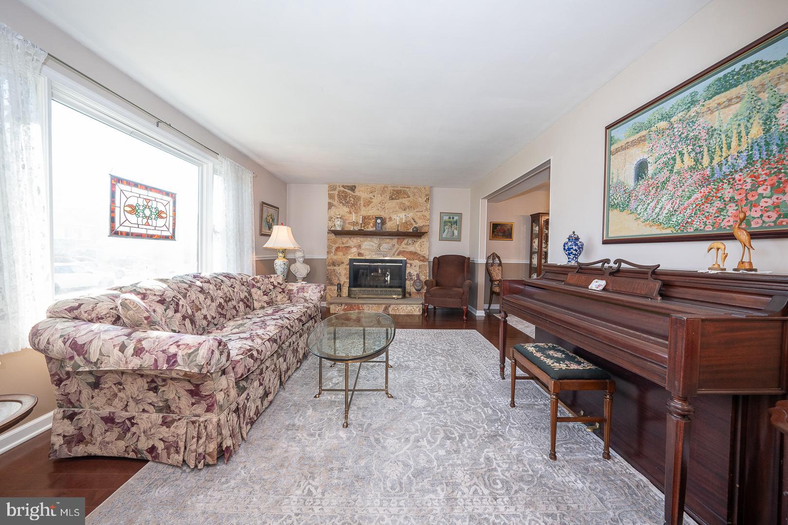 296 Waverly Road Southampton, PA 18966 - Photo 4 of 29 Sunny Living Room