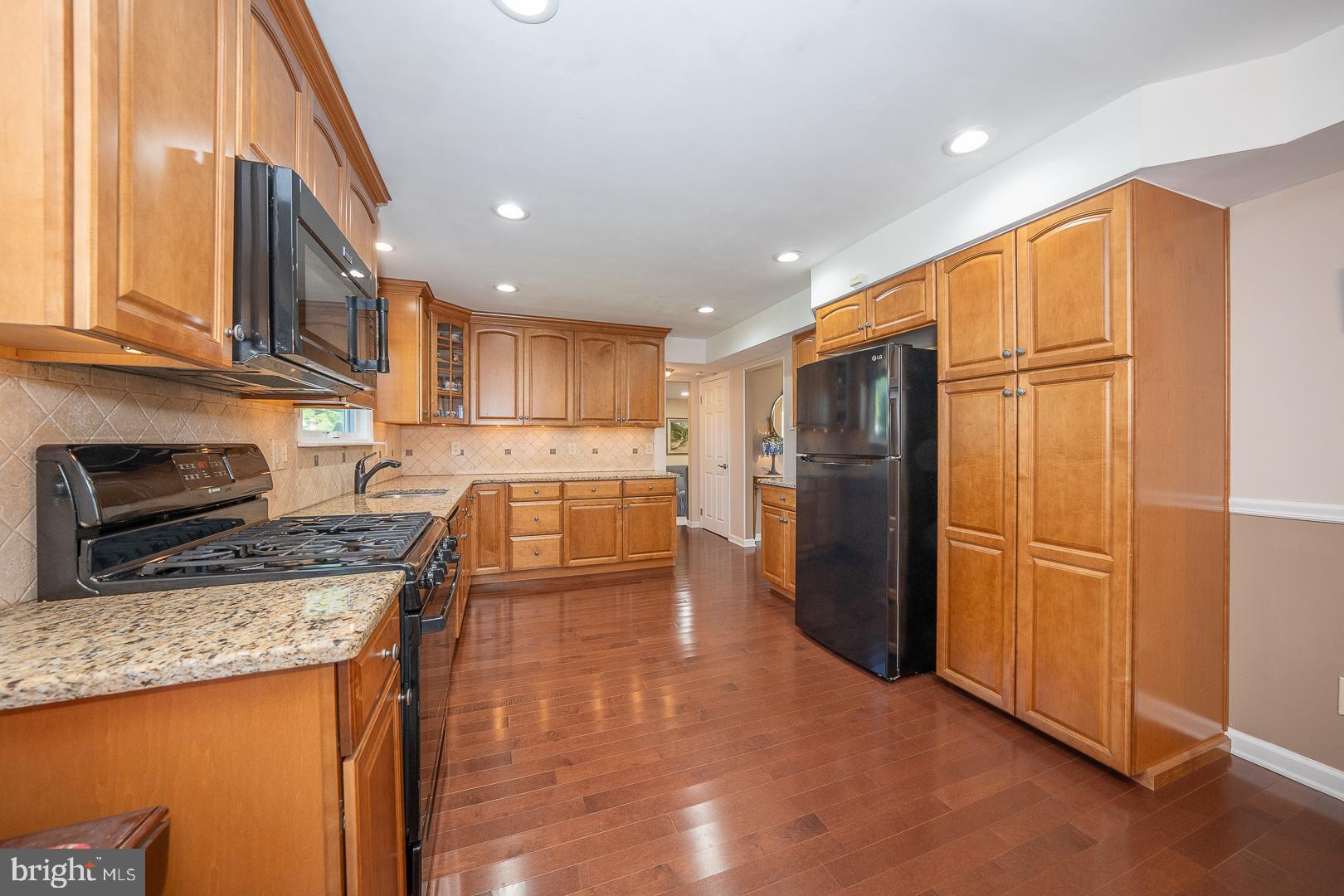 296 Waverly Road Southampton, PA 18966 - Photo 6 of 29 Spacious Kitchen