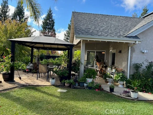 a view of a back yard of the house