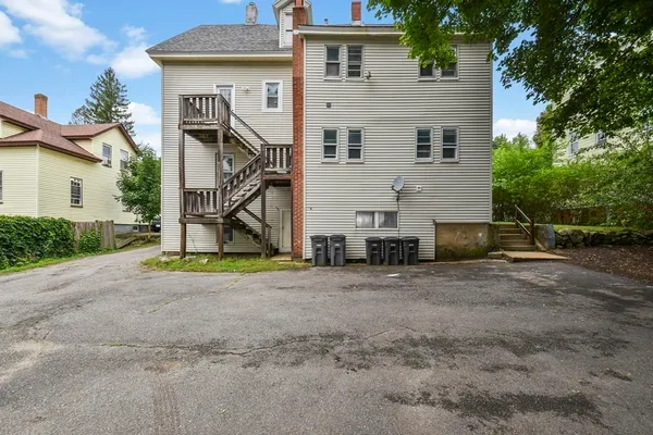 a view of a house with backyard