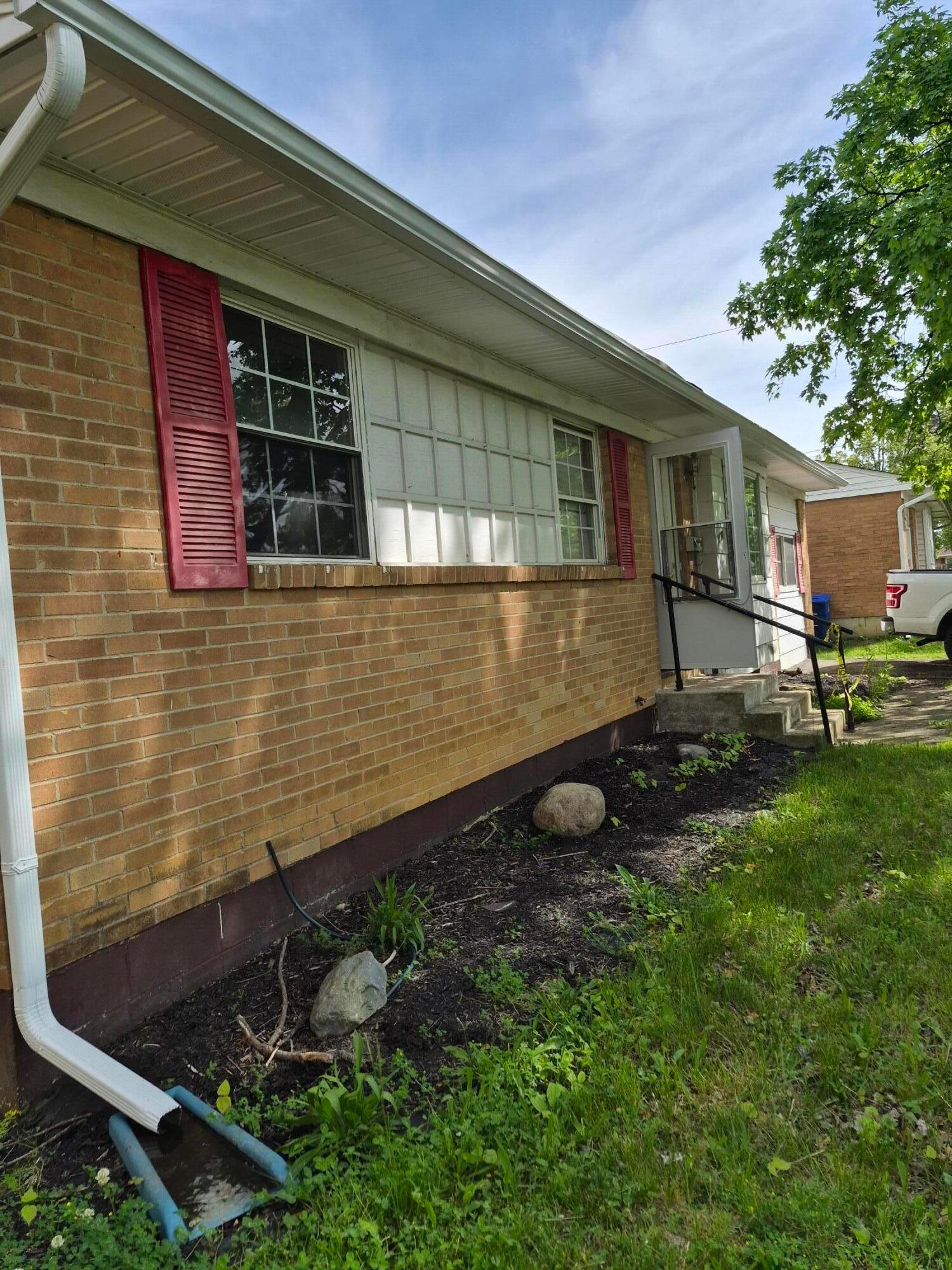 1870 Lonsdale Road Columbus, OH 43232 - Photo 2 of 12 Front view