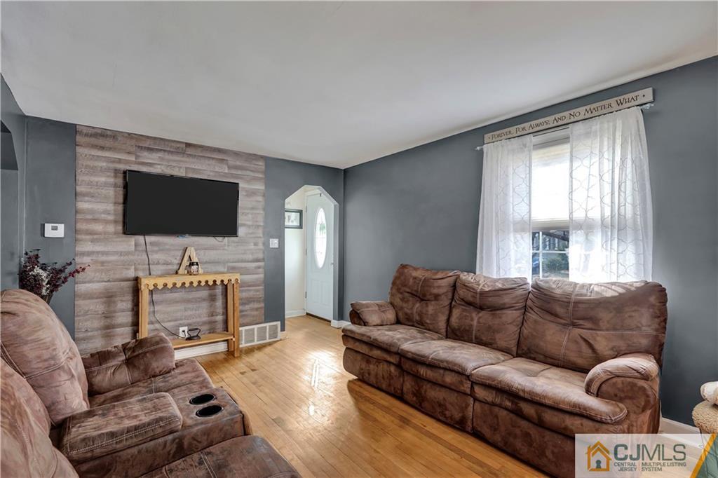 407 Walnut Street Middlesex, NJ 08846 - Photo 4 of 18 Gallery Image 4