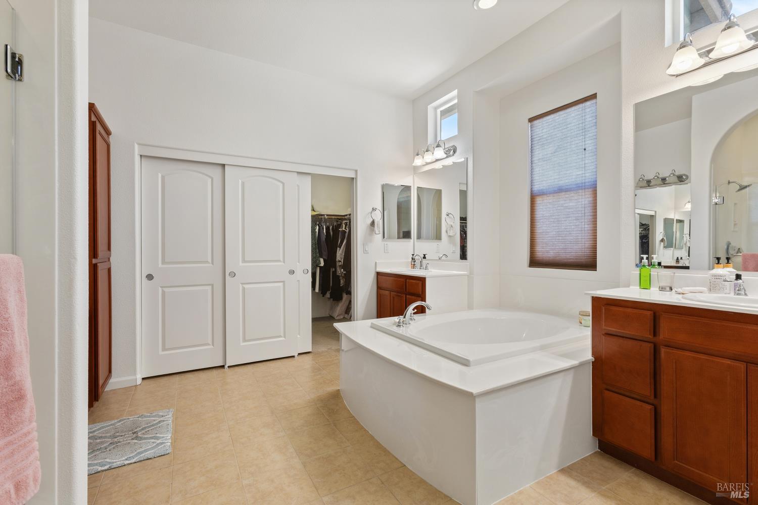 426 Eagle Crest Way Rio Vista, CA 94571 - Photo 23 of 67 Primary bathroom with tub.