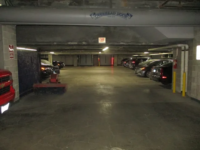 $400,000 | 40 East 9th Street, Unit 1310C, Chicago, IL 60605