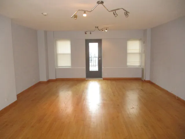 $400,000 | 40 East 9th Street, Unit 1310C, Chicago, IL 60605