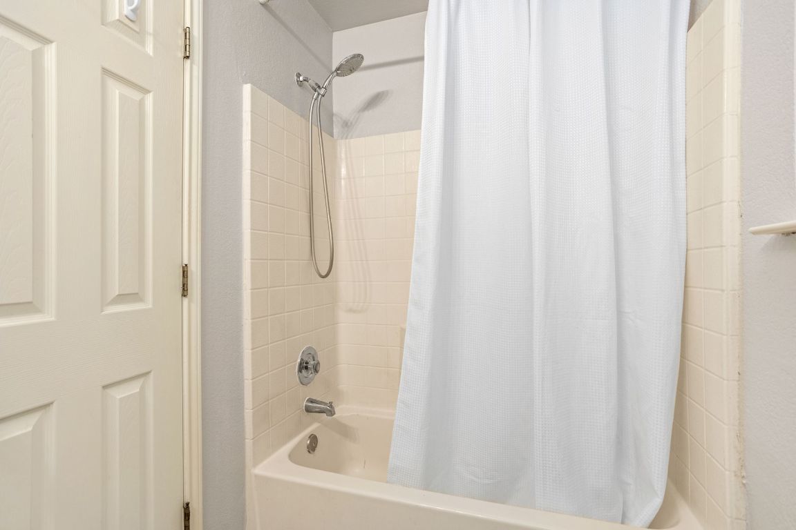 409 Lydia Lane Thrall, TX 76578 - Photo 25 of 39 a bathroom with a bathtub