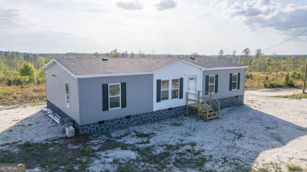 67 Long Leaf Road Hazlehurst, GA 31539 - Photo 2 of 17 front view of a house with a dry yard
