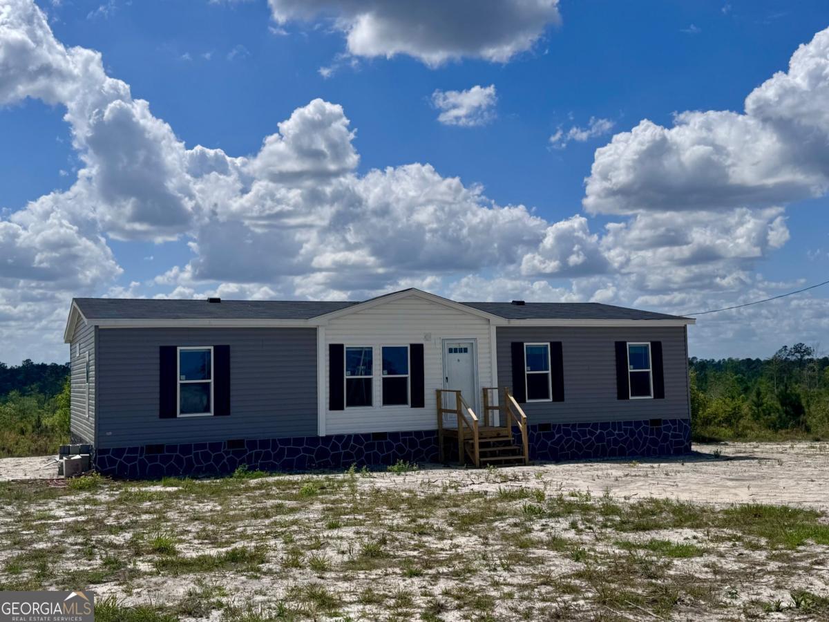 67 Long Leaf Road Hazlehurst, GA 31539 - Photo 4 of 17 a view of a house with a yard