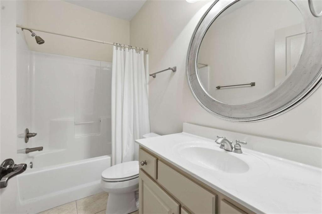 5264 Laurel Circle Gainesville, GA 30506 - Photo 27 of 47 a bathroom with a sink toilet and shower