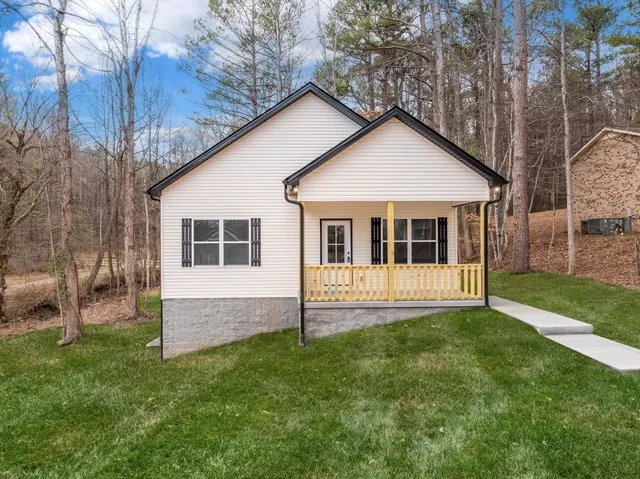 a view of a house with a yard