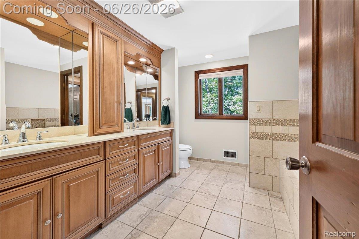 29498 East River Road Grosse Ile, MI 48138 - Photo 33 of 66 Full Bathroom on Second Floor