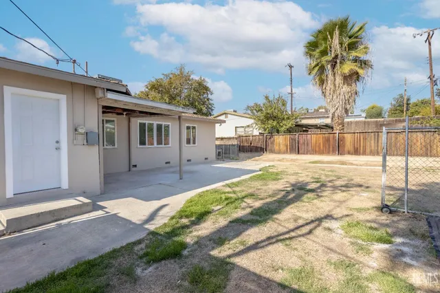 a house with swimming pool in front of it