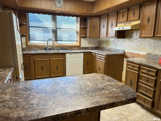 $169,000 | 121 East Tremont Street, Waverly, IL 62692