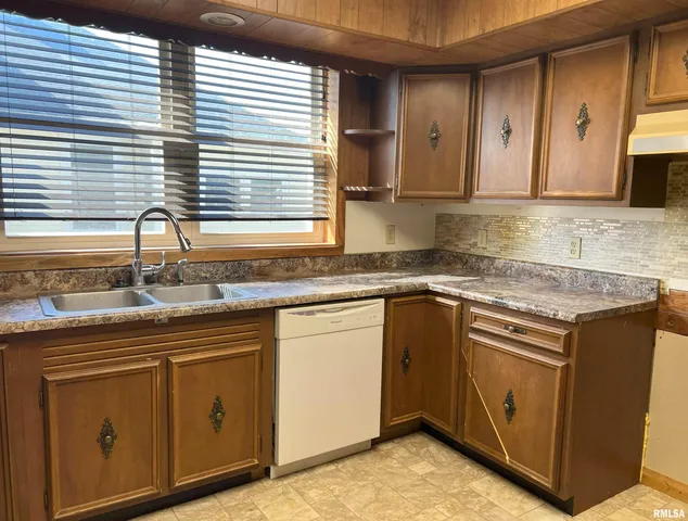 $169,000 | 121 East Tremont Street, Waverly, IL 62692