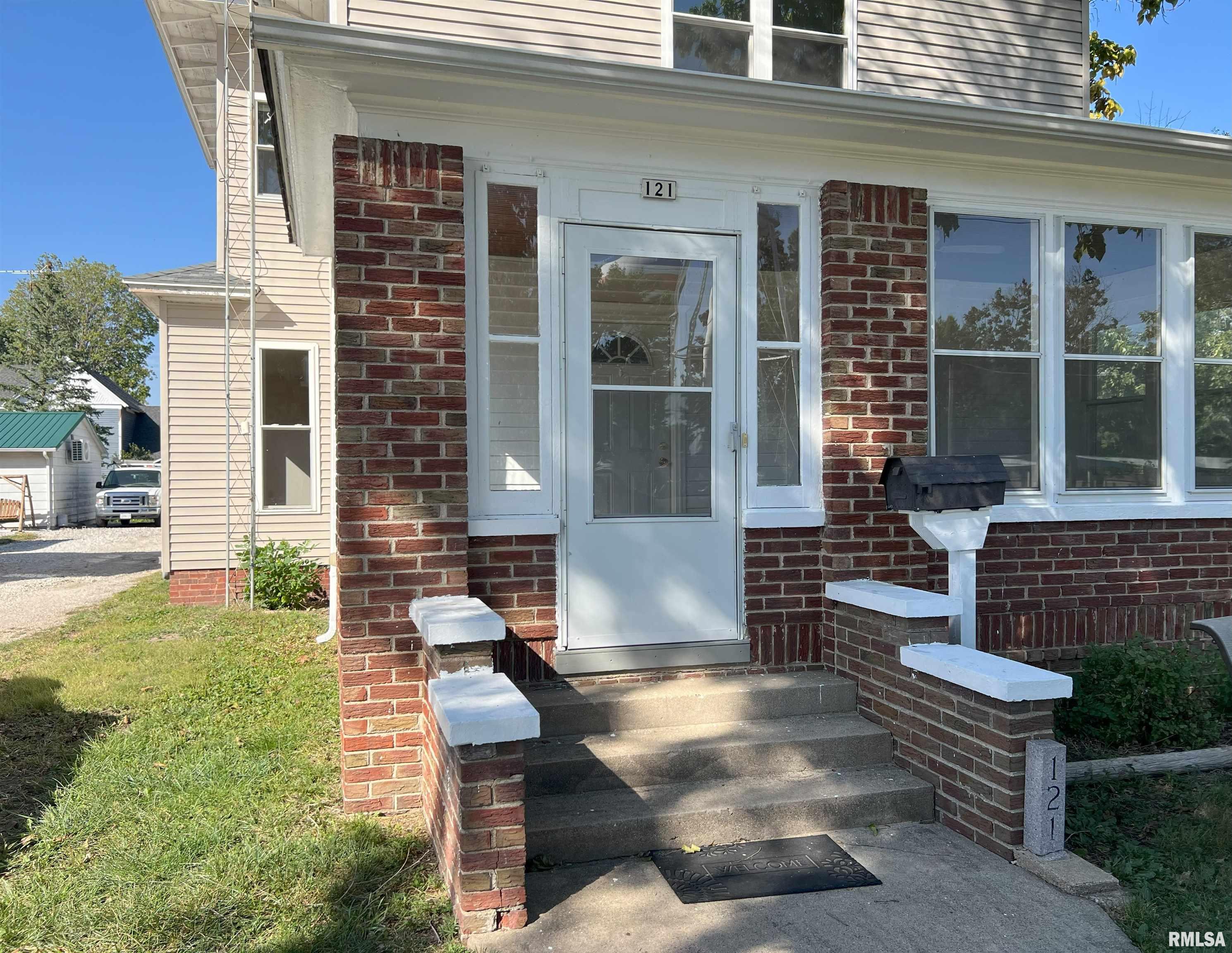 121 East Tremont Street Waverly, IL 62692 - Photo 2 of 48