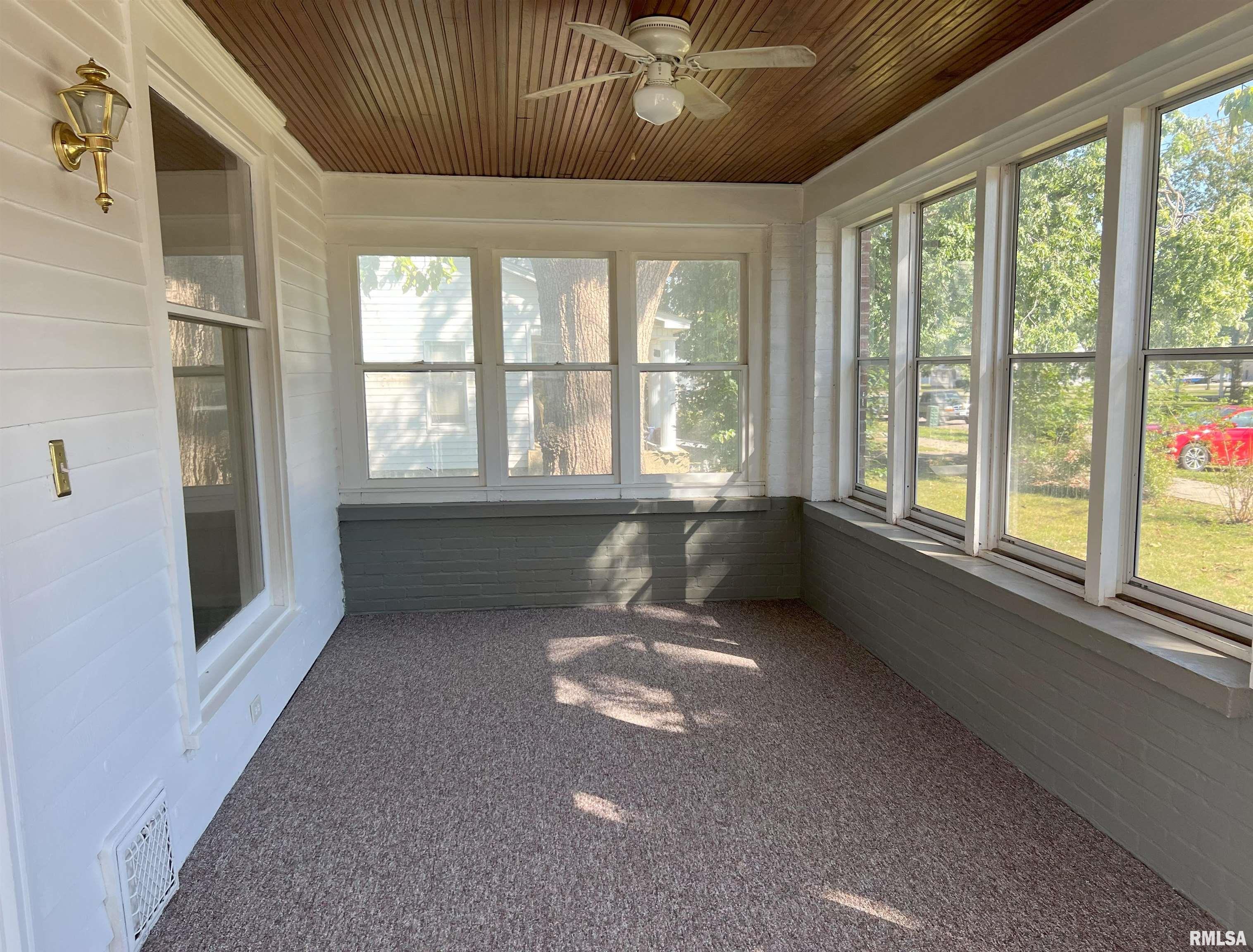 121 East Tremont Street Waverly, IL 62692 - Photo 3 of 48