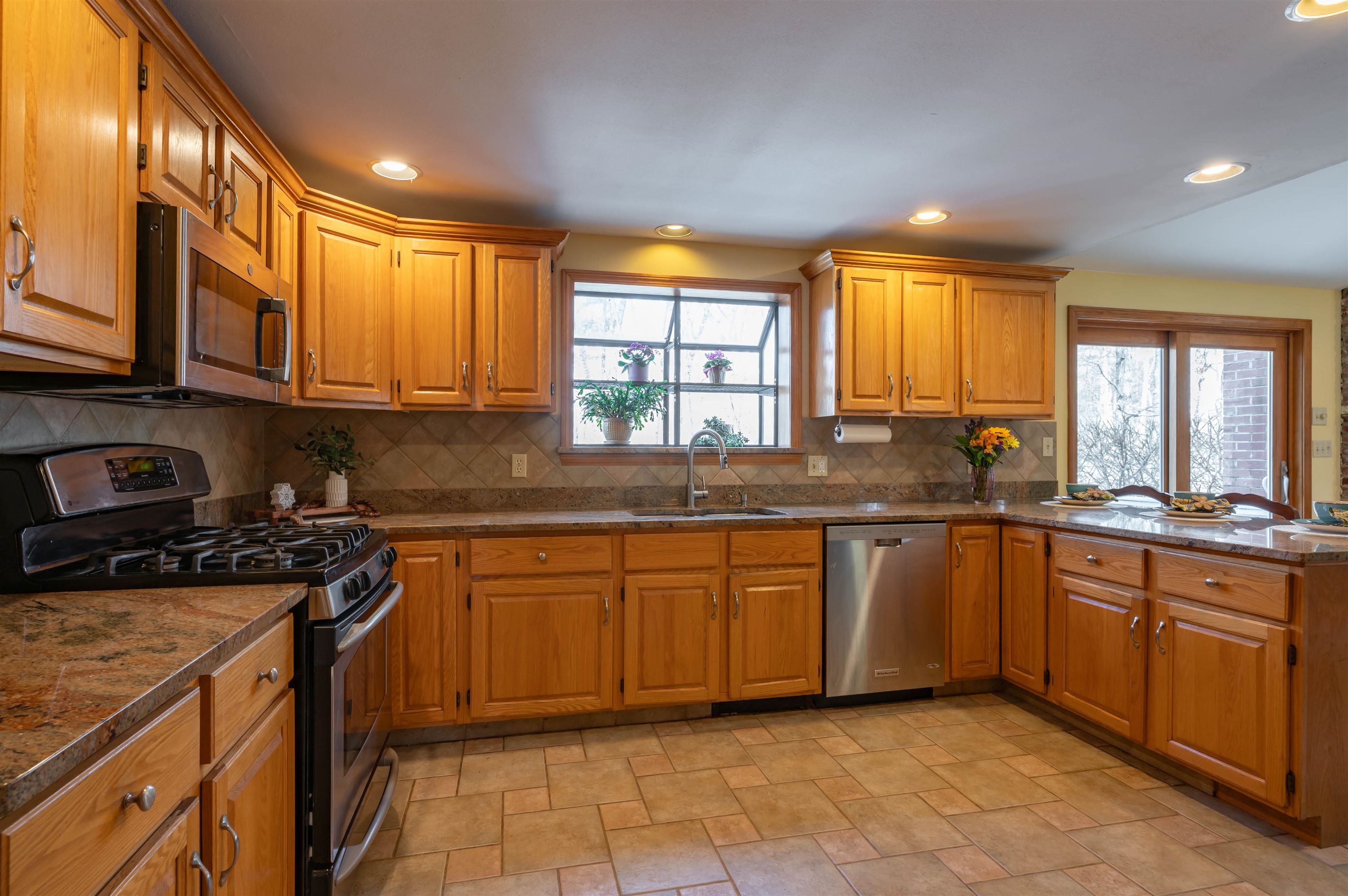 28 Peaslee Court Hampstead, NH 03841 - Photo 11 of 59