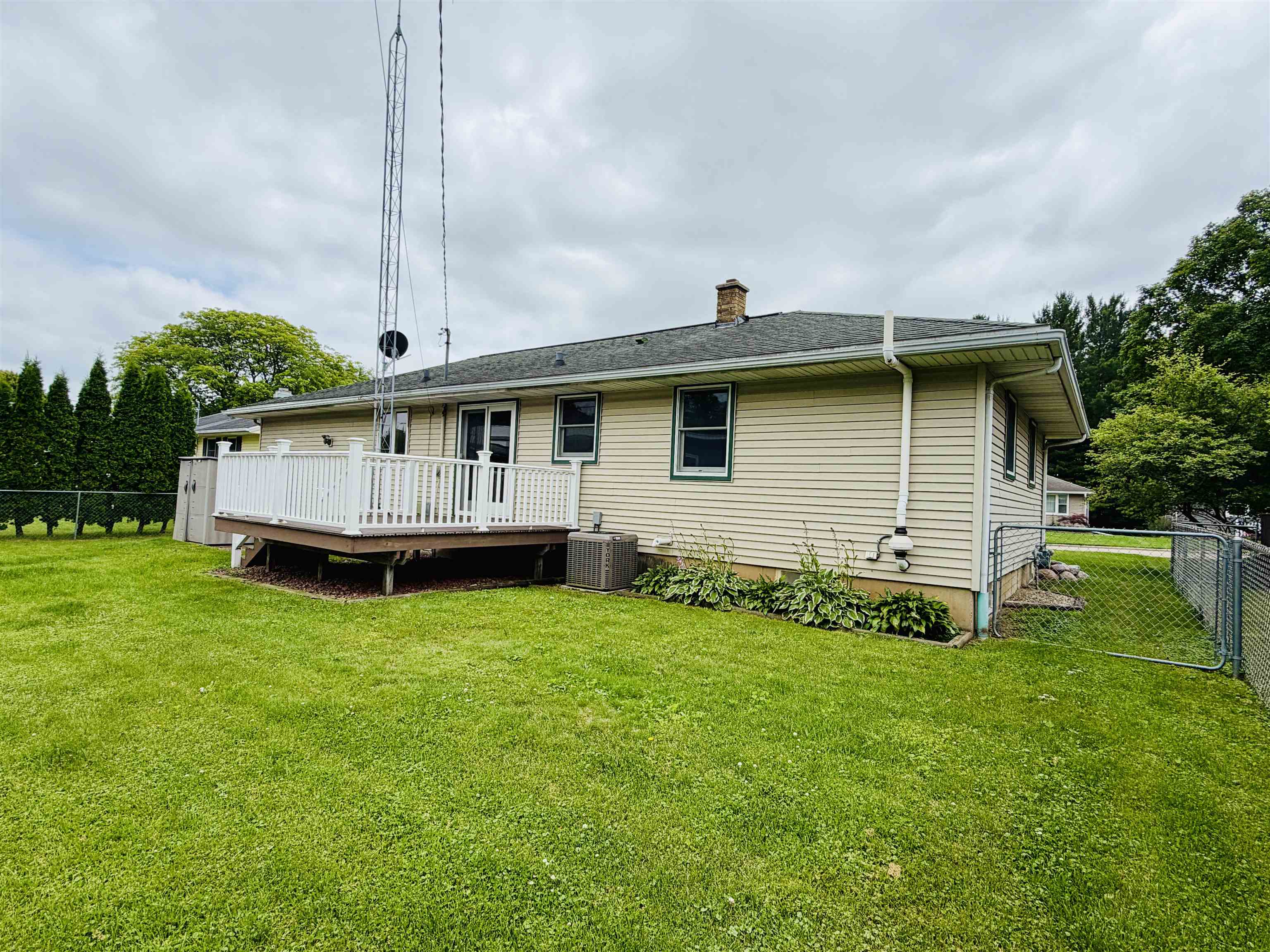 917 26th Street Monroe, WI 53566 - Photo 4 of 38