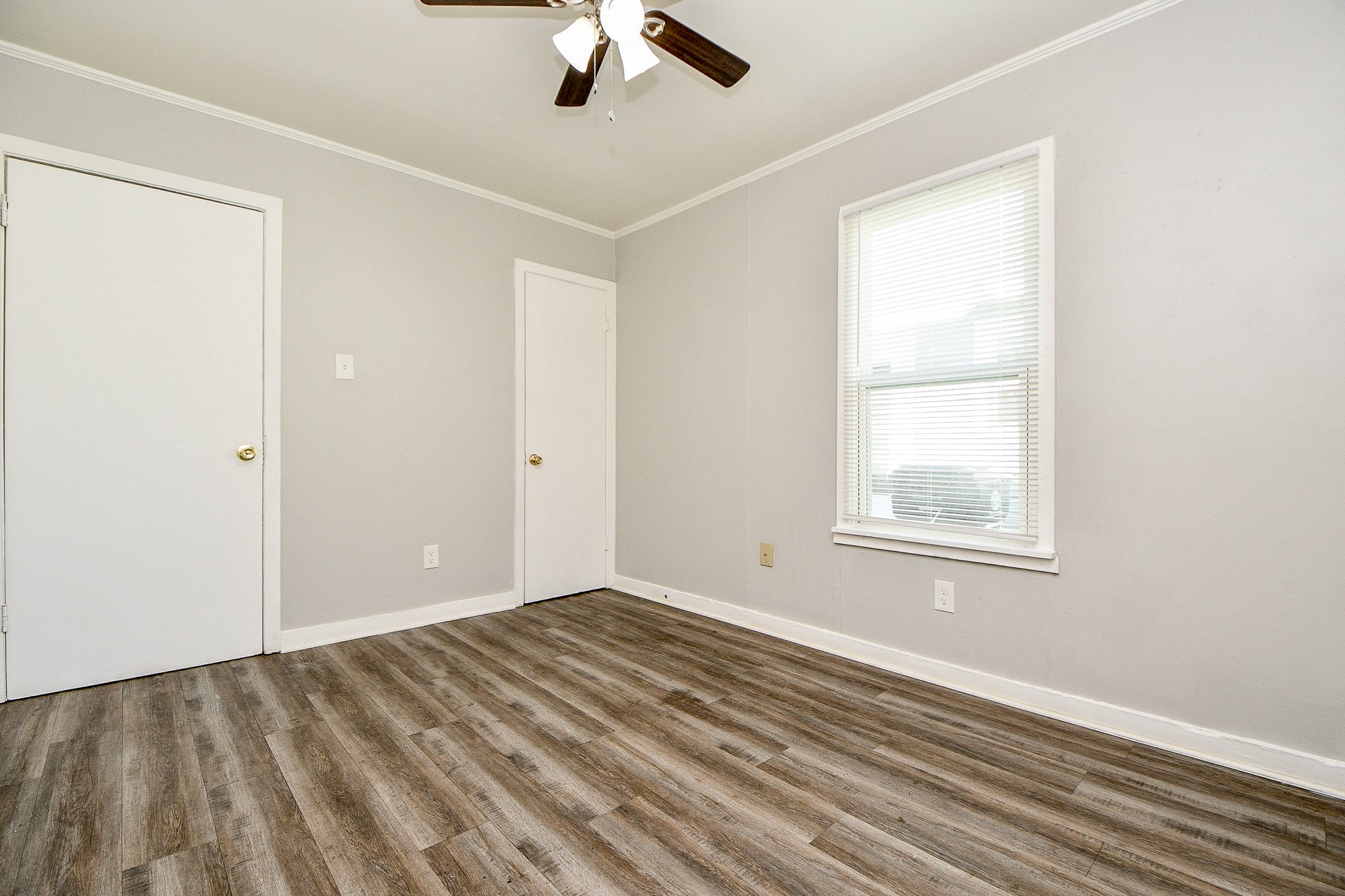 5000 Noble Street, Unit 6 Houston, TX 77020 - Photo 15 of 21 a view of an empty room with a window