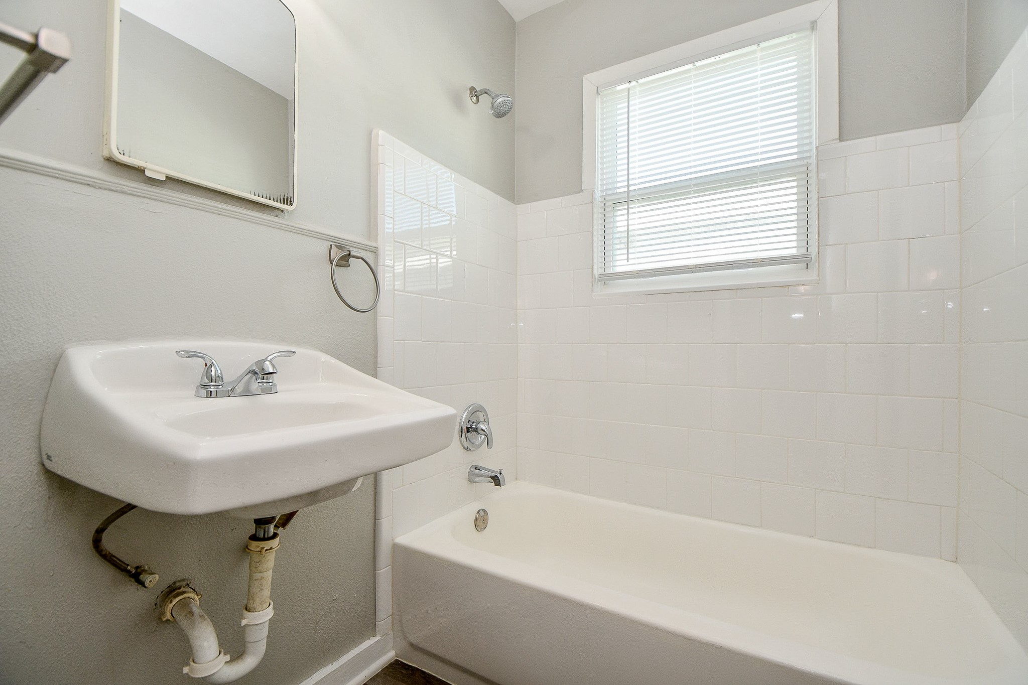 5000 Noble Street, Unit 6 Houston, TX 77020 - Photo 17 of 21 a bathroom with a sink a bath tub and a window