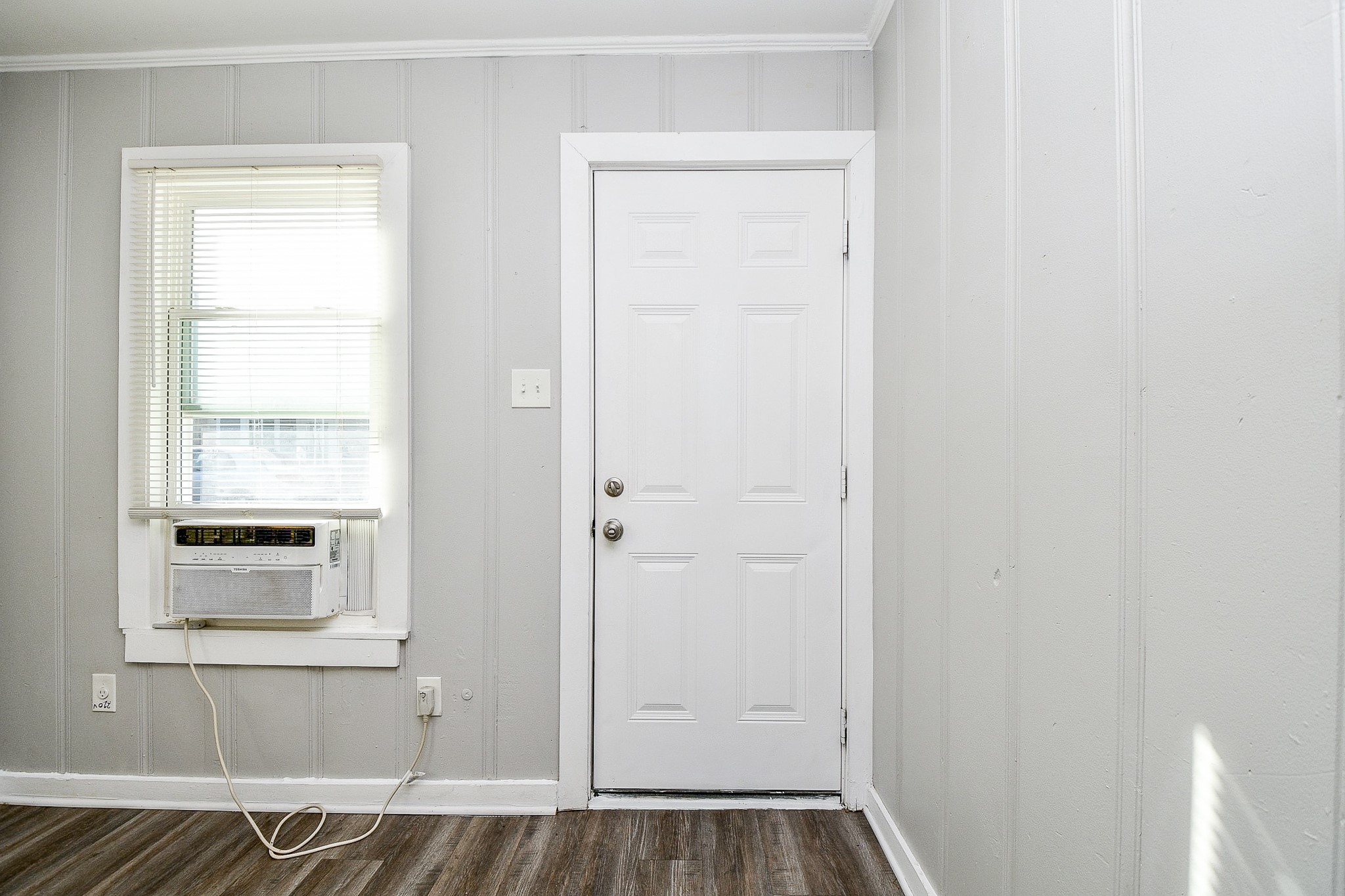 5000 Noble Street, Unit 6 Houston, TX 77020 - Photo 4 of 21 a view of a kitchen from the hallway