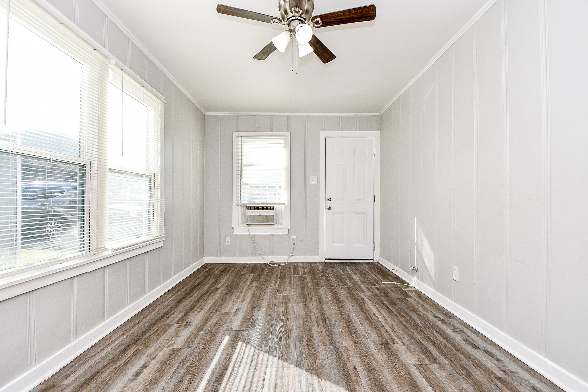 5000 Noble Street, Unit 6 Houston, TX 77020 - Photo 5 of 21 a view of empty room with wooden floor and fan