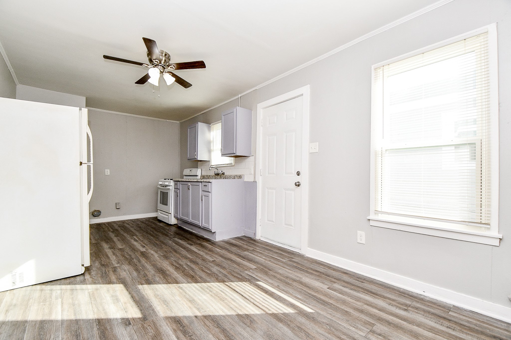5000 Noble Street, Unit 6 Houston, TX 77020 - Photo 6 of 21 a view of a kitchen with a sink dishwasher and a window