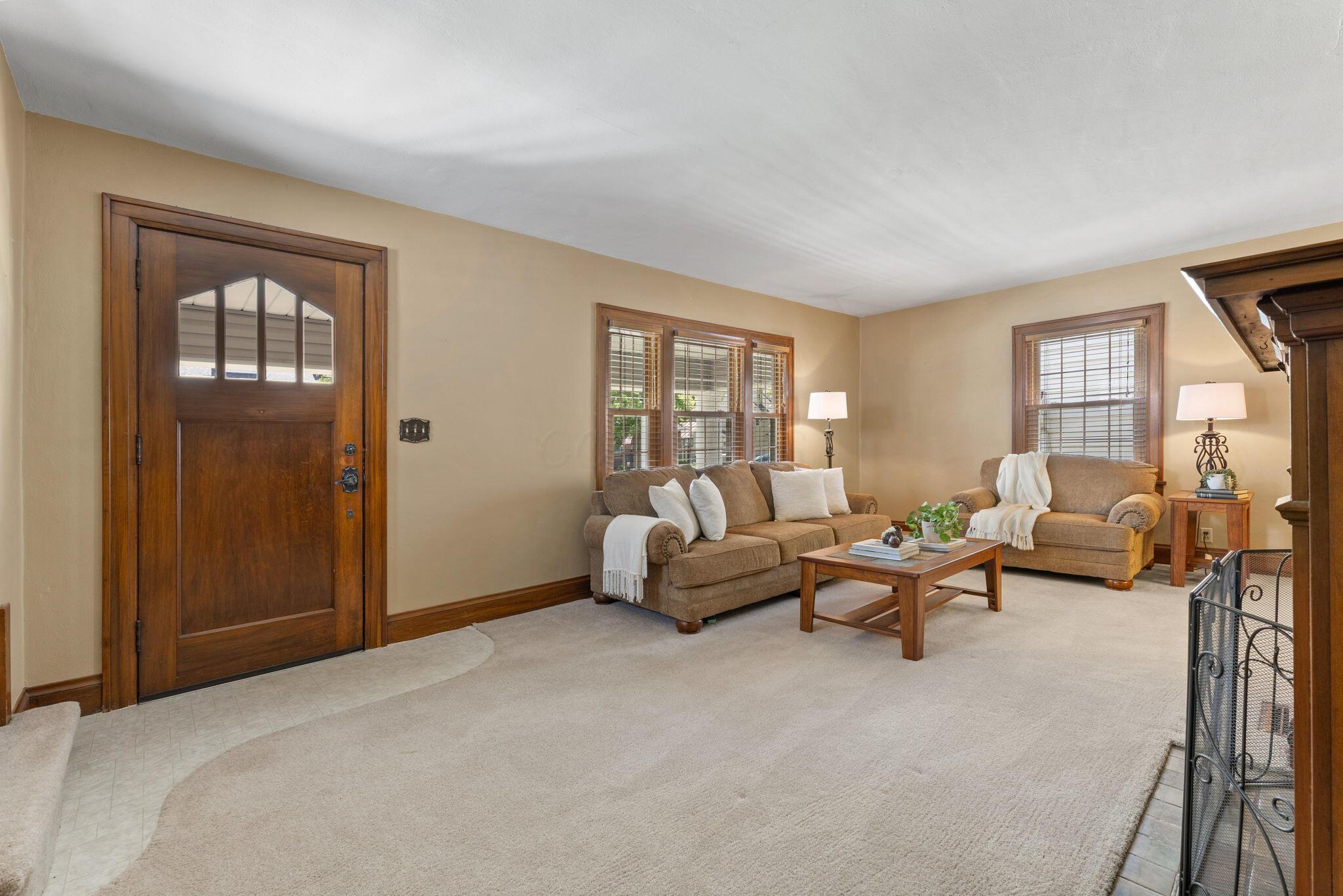 206 Jefferson Road Newark, OH 43055 - Photo 3 of 39 Living Room