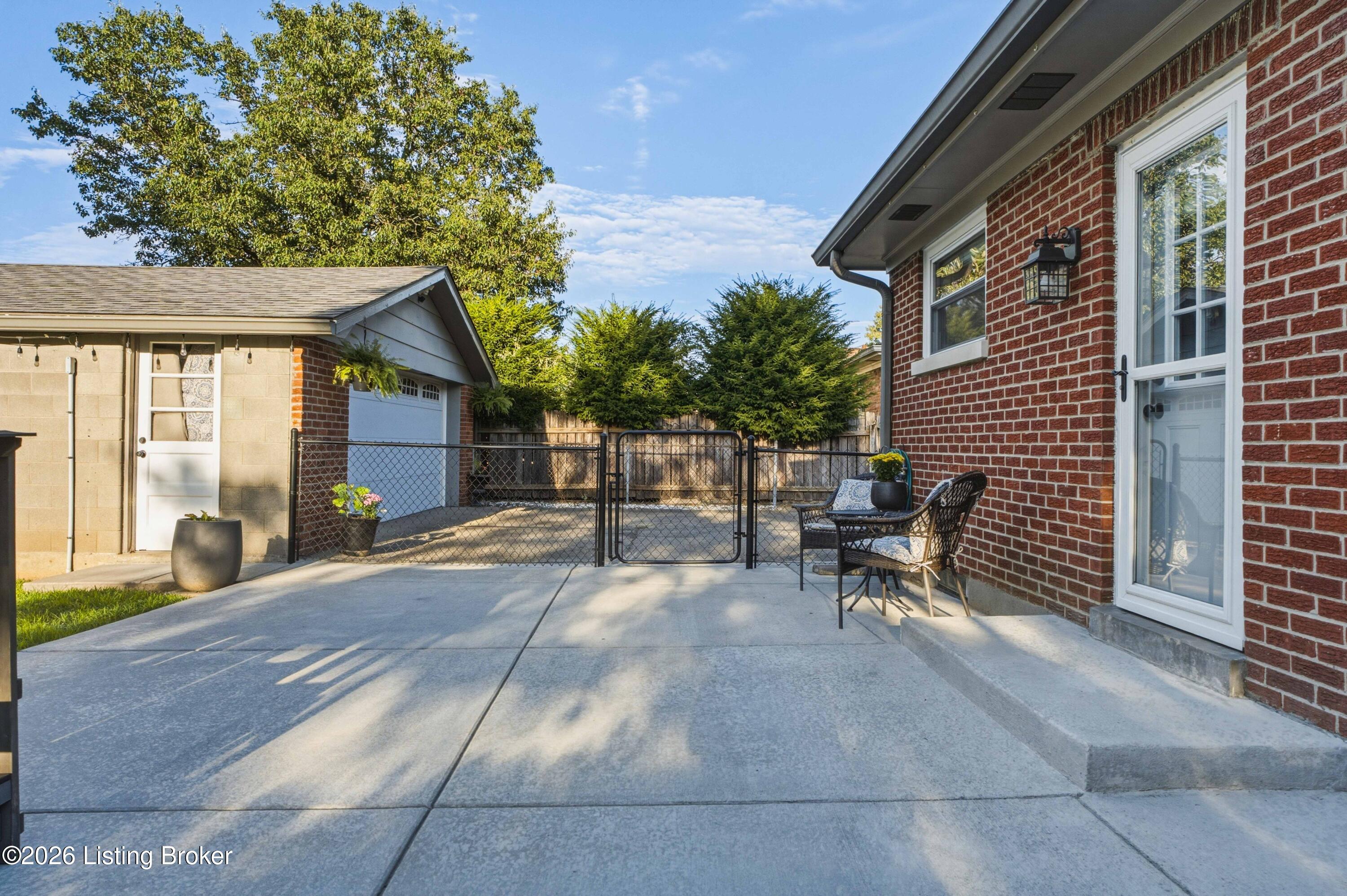 8811 Waltlee Road Louisville, KY 40291 - Photo 37 of 42 37-Side-Driveway-Patio