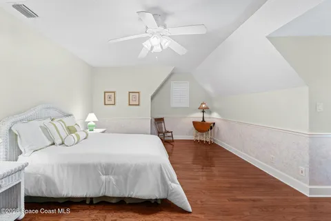 a picture of a bench in a cabinet