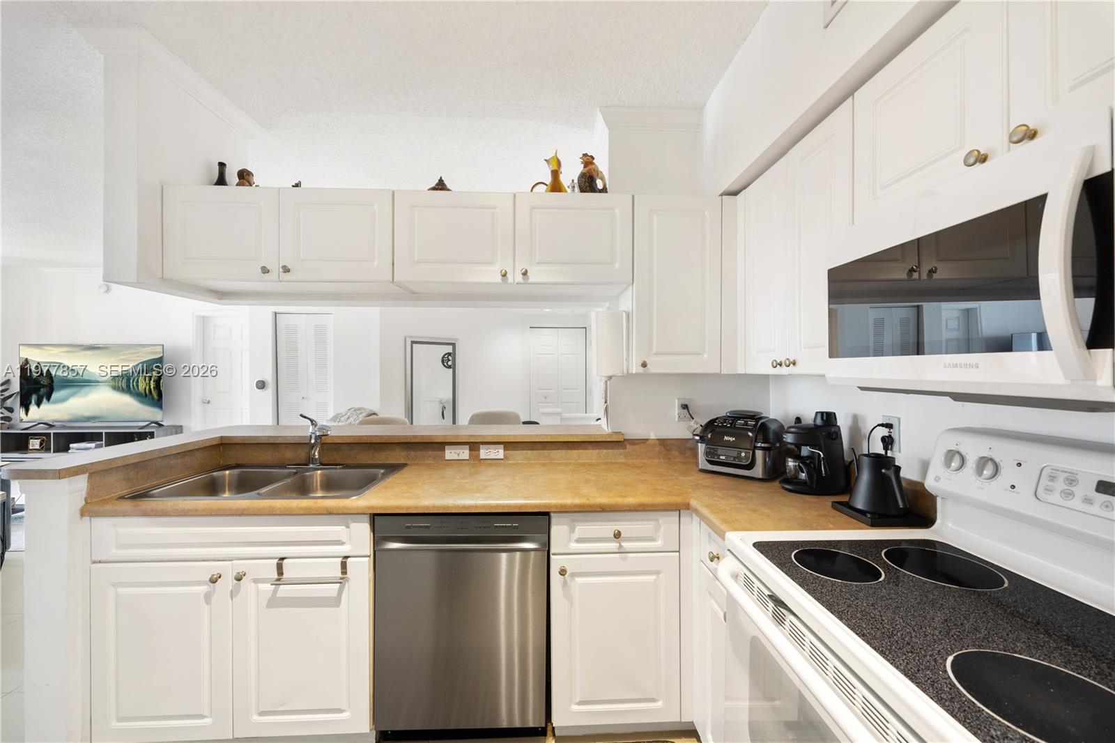 17100 North Bay Road, Unit 1810 Sunny Isles Beach, FL 33160 - Photo 11 of 36