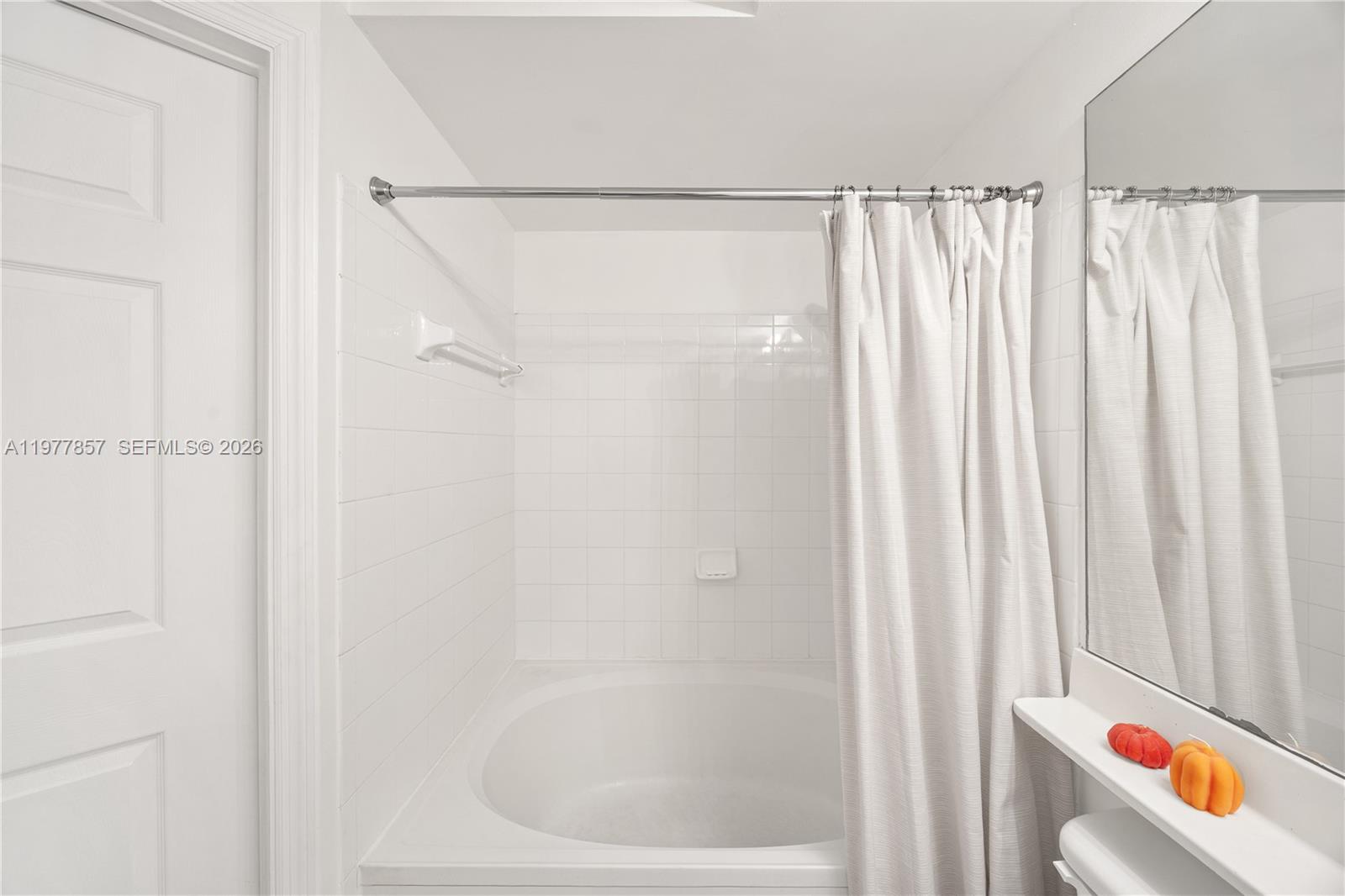 17100 North Bay Road, Unit 1810 Sunny Isles Beach, FL 33160 - Photo 19 of 36